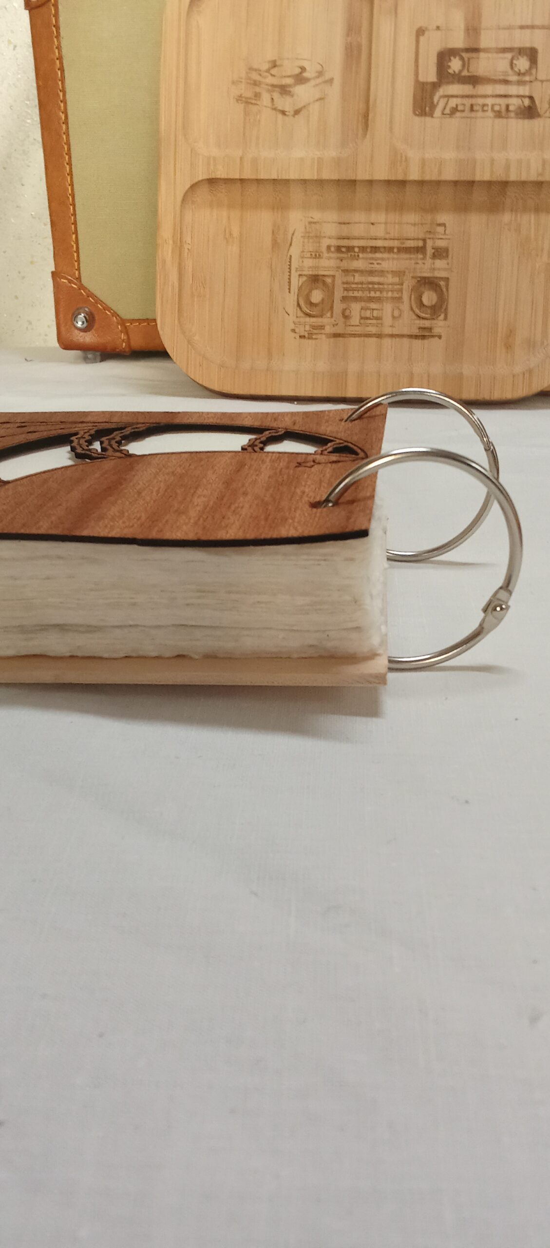 Détail de la reliure à anneaux inox d’un carnet en bois rechargeable