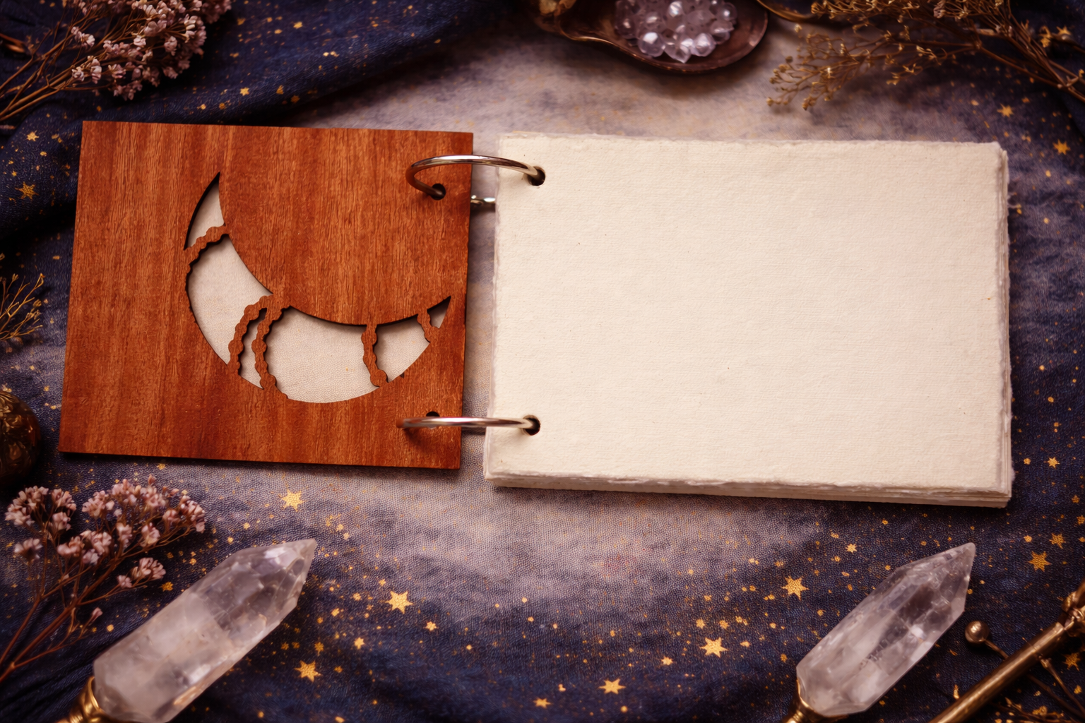 Carnet artisanal en bois d’acajou ouvert avec reliure à anneaux en inox